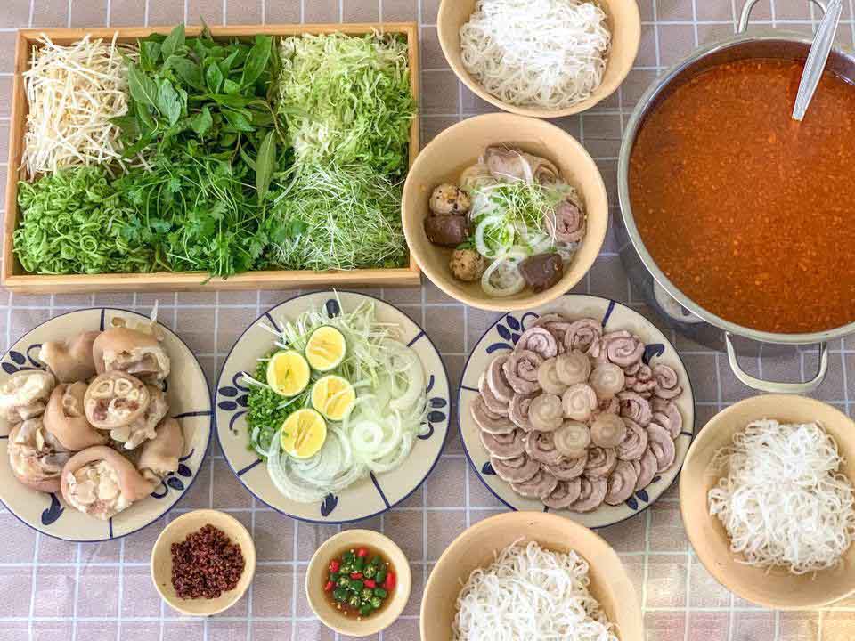 [Bí kíp] Cách nấu nướng Bún Bò Huế vừa thơm vừa ngon, vô cùng Đơn Giản tận nơi - Vietmart - Siêu thị thức ăn Việt và phụ gia VN bên trên Nhật Bản