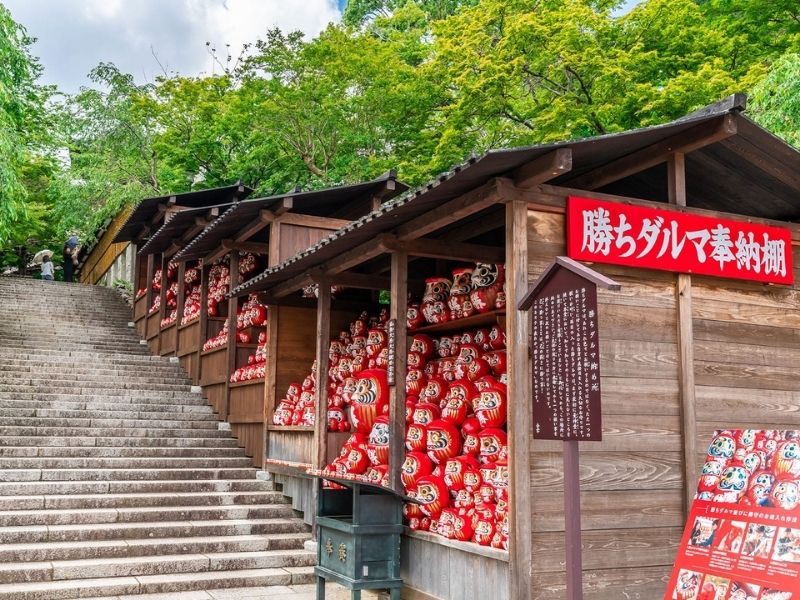 Những con búp bê Daruma ở chùa được gọi là Kachi Daruma